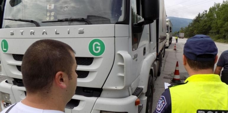54 товарни автомобили и 13 автобуса са проверени при едноседмична