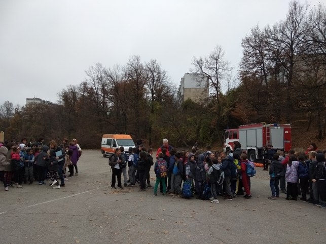 Учебните часове за част от учениците в Езиковата гимназия в