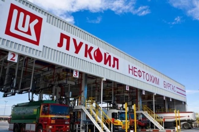 Държавата се е мобилизирала да дебне в Лукойл по суша