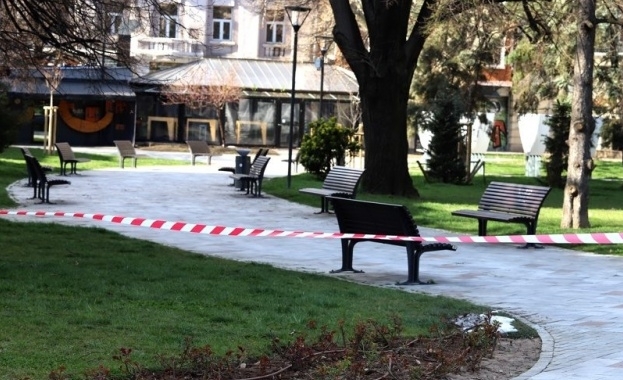 Продължава забраната за събиране на хора на едно място и