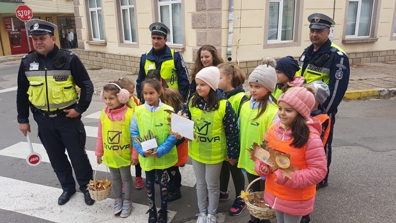 Днес полицаи и ученици буквално окупираха ул Петропавловска до община