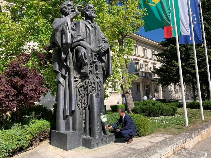 Кметът на Враца Калин Каменов поднесе цветя пред паметника на Светите братя Кирил и Методий /снимки/
