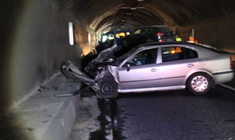 Челен удар между два автомобила в тунел „Железница“ затвори Е-79