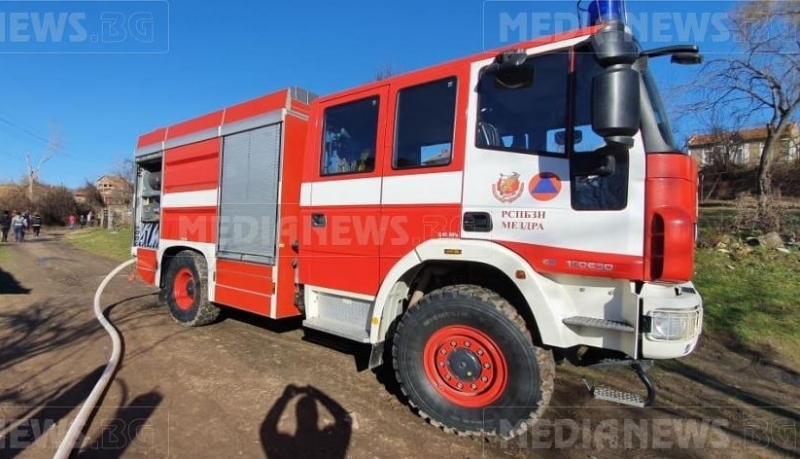 Пожар е изпепелил стопанска постройка в мездренското село Крапец научи