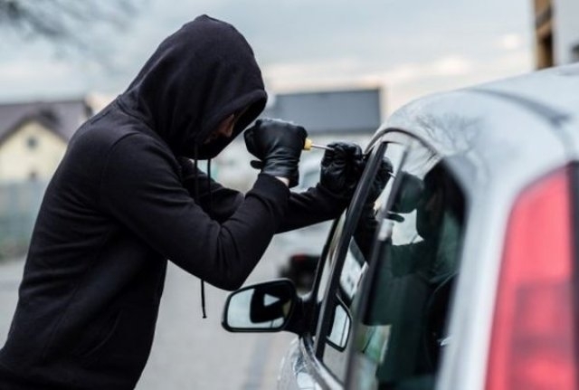 Непълнолетен открадна и потроши кола в Кула замина я в