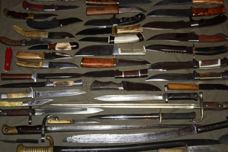 Колекция от неустановен до момента брой ловни и сувенирни ножове
