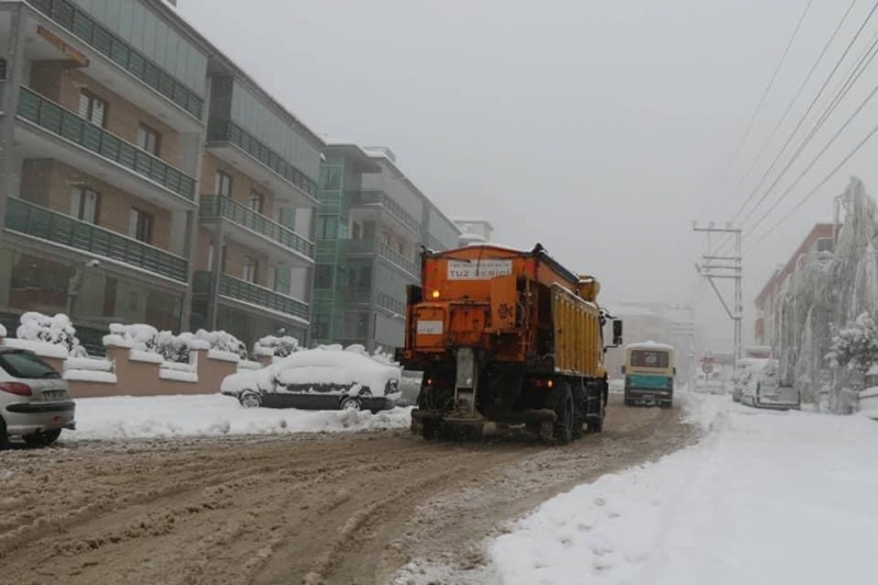 Заради обилен снеговалеж е блокиран достъпът до 1875 села в