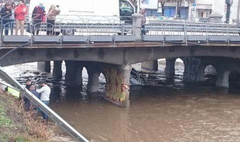 Полицейска кола е паднала от мост на кръстовището на столичния