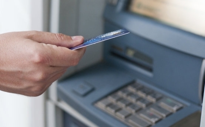 Апаши задигнаха дебитна карта в Бяла Слатина и източиха над