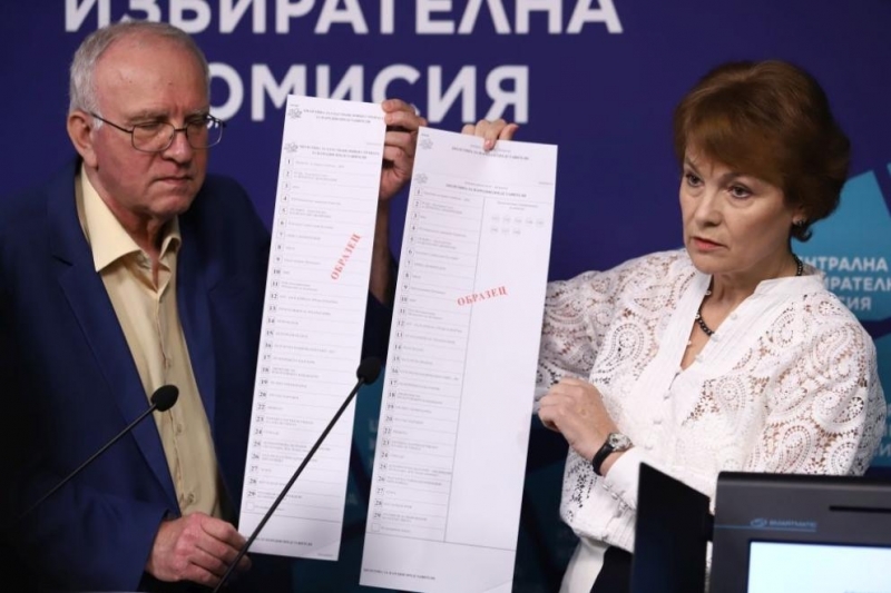 Централната избирателна комисия ЦИК представя хартиените бюлетини и демо версията