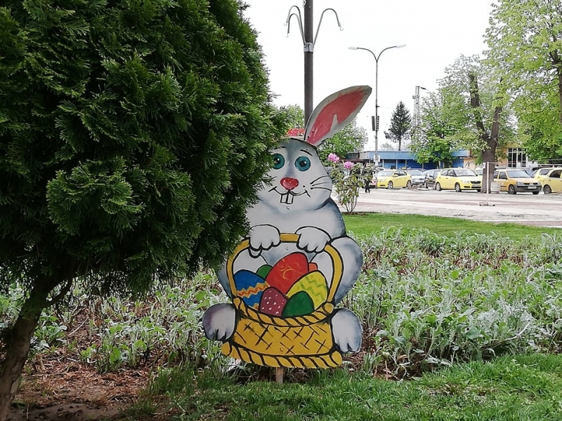 Предвеликденско разкрасяване на града радва жителите на Мездра Огромна кошница