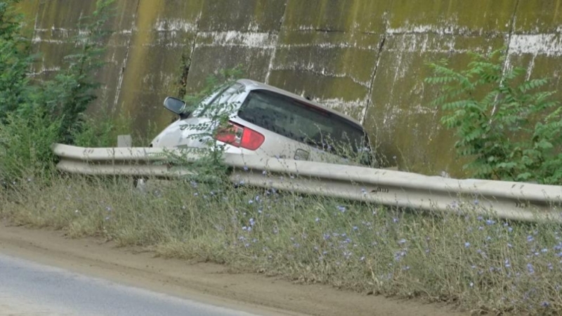 Лек автомобил Сеат се заклещи между мантинелата и подпорна стена