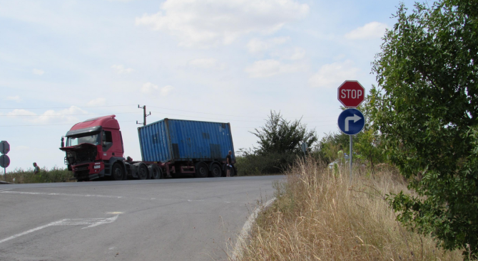 30 годишен шофьор на камион загина на място при удар между