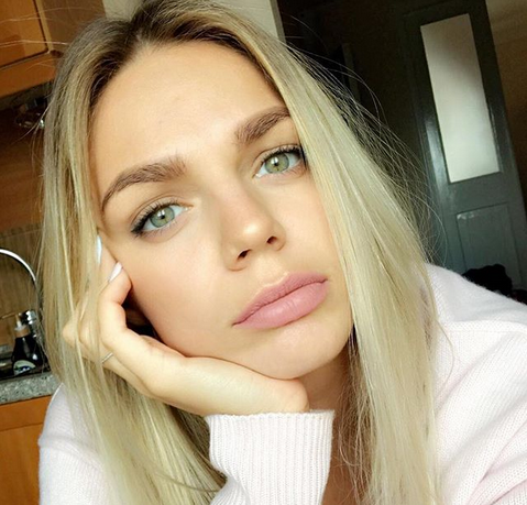 Руската звезда в плуването Юлия Ефимова изпоти феновете си в