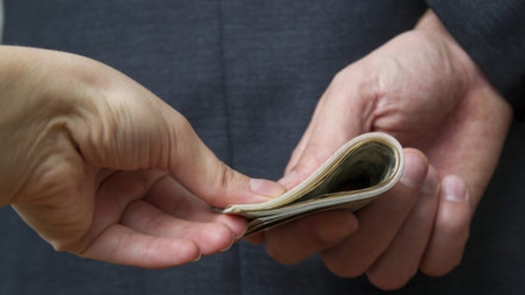 Наперена бабка се опита да подкупи полицай с валута за