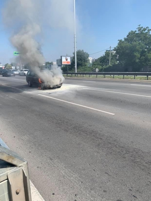 Автомобил се запали днес в движение в София За това