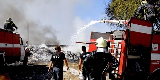 Пожар горя в производствена база в Софийско, съобщи NOVA. Огънят