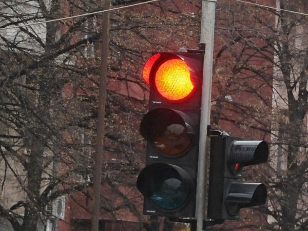 83 годишна баба пресече на червен светофар и е била блъсната