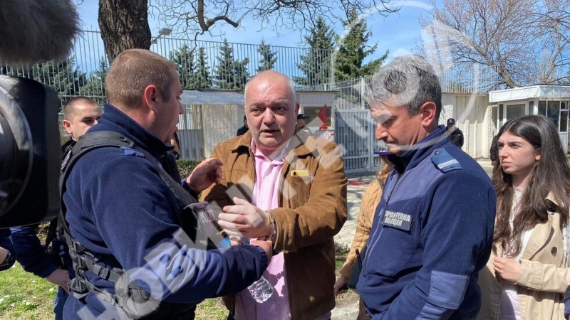 Арман Бабикян и Николай Хаджигенов бяха задържани и отведени в