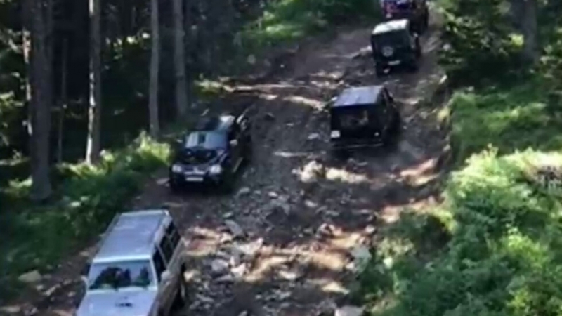 Джип е преминал през крака на полицай охраняващ пътя за