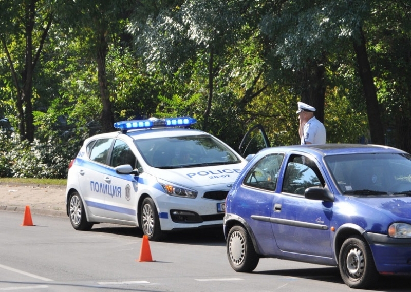 Полицейски служители са заловили шофьор без книжка да управлява лек