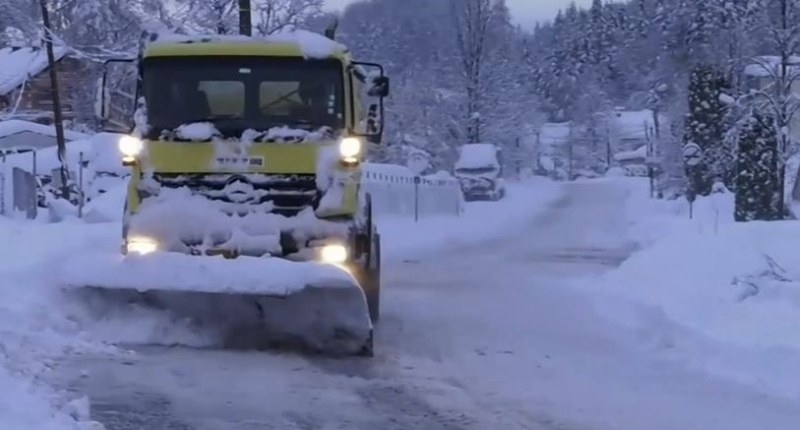 10 автобуса със стотици пътници са блокирани и в района