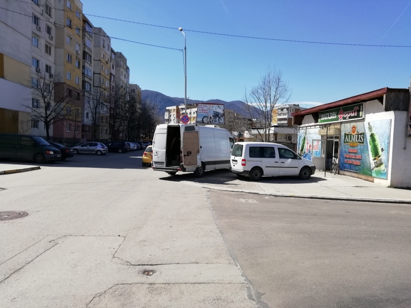 Снимка на поредните шофьори паркирали нагло във Враца изпрати читател