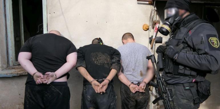 Полицаи са хванали трима с канабис във Враца съобщиха от