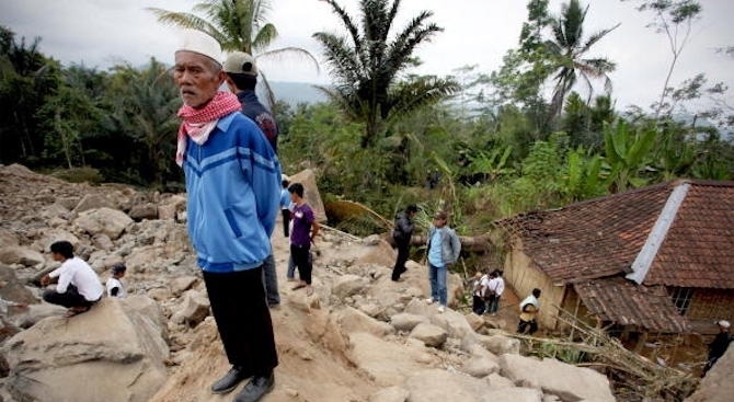 Спасителните операции в индонезийската провинция Западна Ява бяха подновени ден