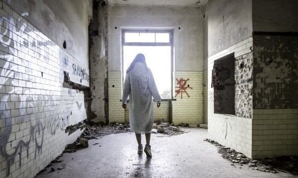 Служителите в психиатричните болници малтретират болните бият ги с пръчки