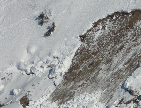 Спасители се борят за да стигнат до мястото където падна