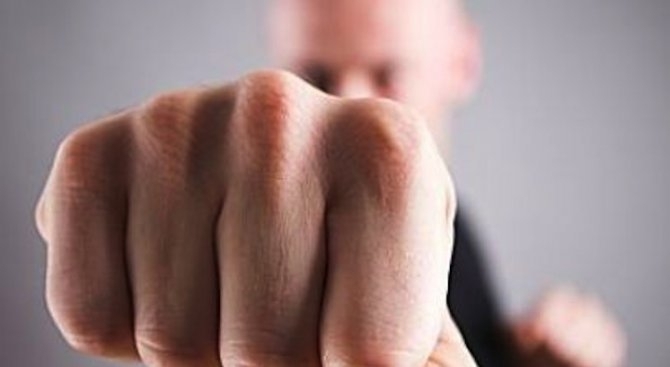 Трима души са задържани за побой в село Аканджиево съобщиха