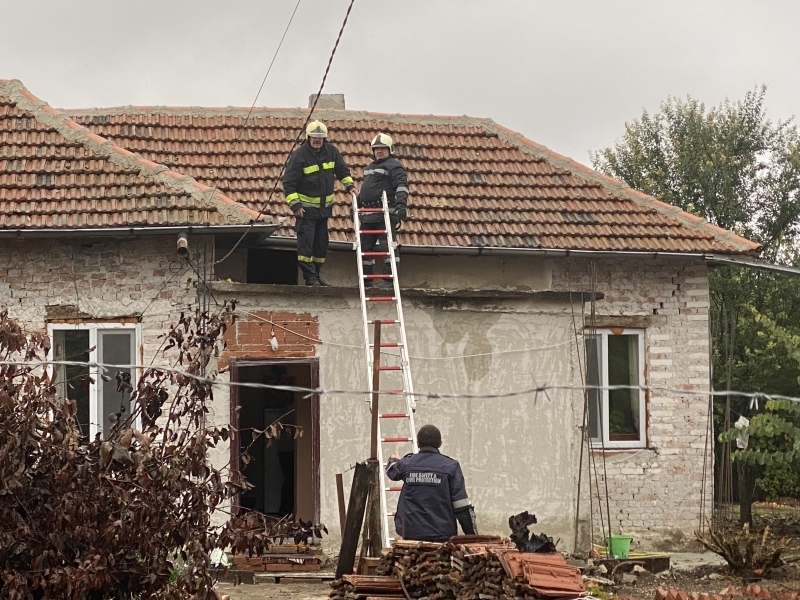 Драснаха клечката на покрива на къща във Видинско съобщиха от
