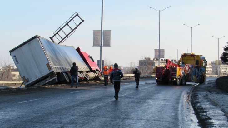 Катастрофа с румънски тир затвори движението към пункта Дунав мост