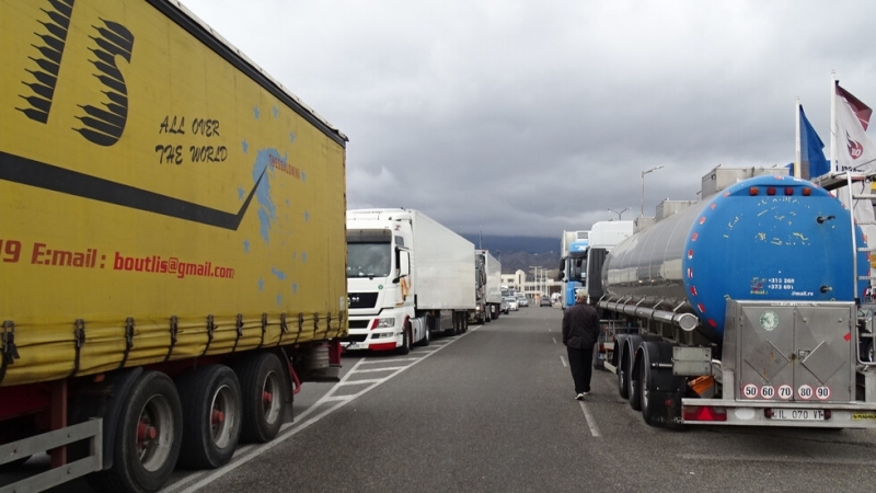 Изключително интензивен е трафикът на изход за товарни автомобили на