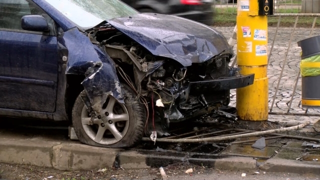 Пияна шофьорка с 4 7 промила алкохол се заби в бетонен