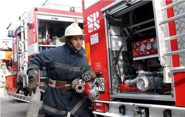 Късно снощи пожарникарите в Поморие реагирали на сигнал за горящ