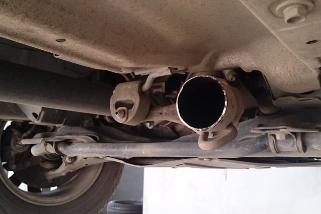 Бандит е отрязал и откраднал катализатор на лек автомобил в