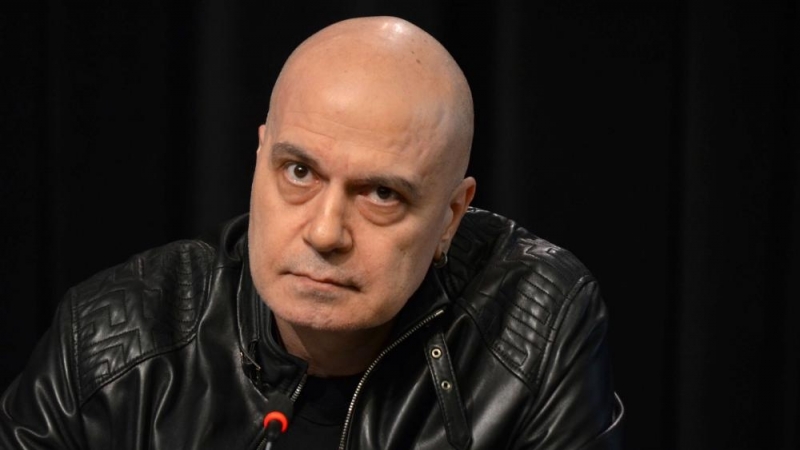 Преди минути Слави Трифонов публикува пост в личния си профил