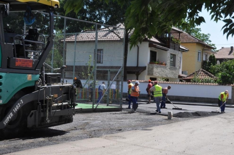 Започна асфалтирането на пространството в близост до детската площадка и