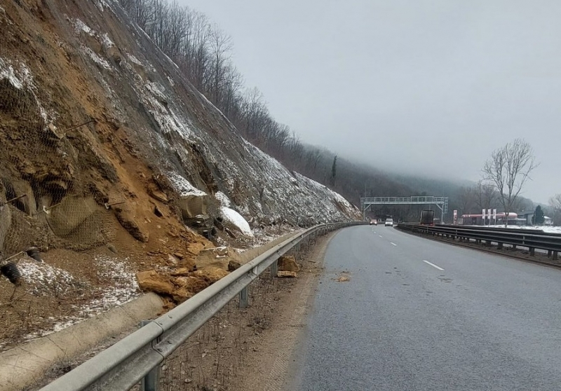 Опасност дебне пътуващите по скорстния път Мездра Ботевград научи агенция