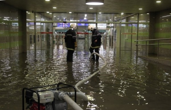 Над 900 сгради са наводнени след пороя в София в
