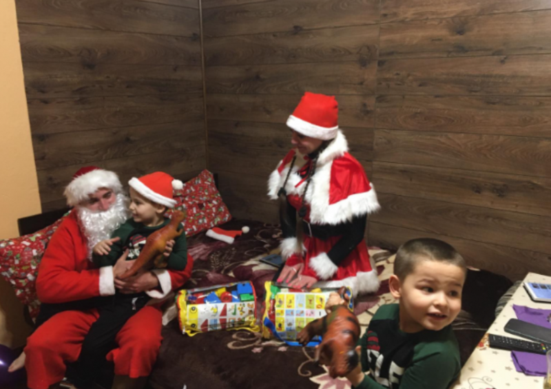 Навръх Рождество Христово Дядо Коледа пристигна в монтанското село Дълги