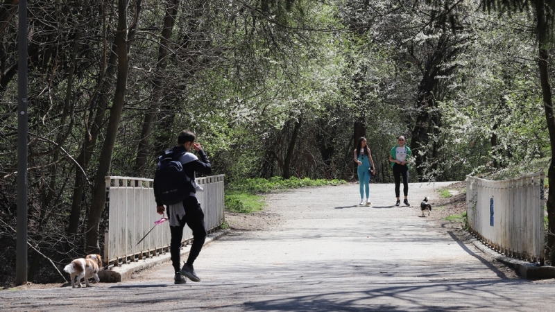 От утре премахват лентите в големите паркове в София Хората