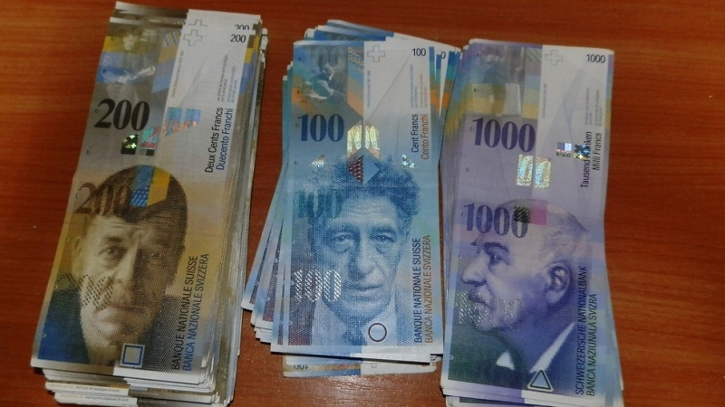 Общо 203 072 лева контрабандна валута иззеха митнически и гранични