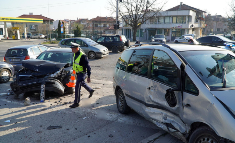 Пияна жена предизвика катастрофа на кръстовище във Враца съобщиха от