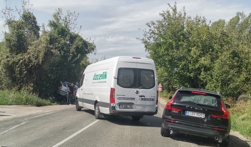 Един човек е пострадал при сблъсък между автомобил и лекотоварен бус в