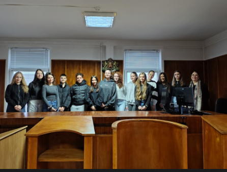 Ученици от 10 клас на Гимназията за преподаване на чужди