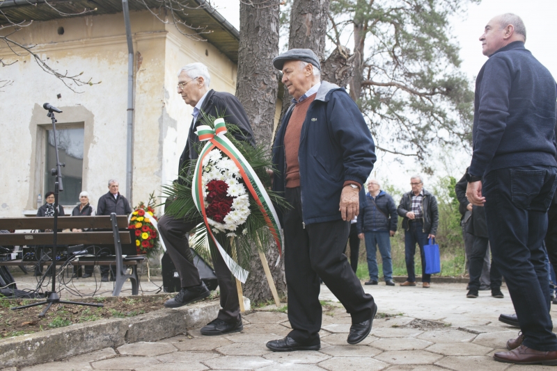 В мездренското Старо село откриха паметник на ген. Васил Василев /снимки/