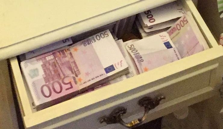 Ченге от кариерата разкри откъде са пачките с €500 в чекмеджето на Бойко Борисов